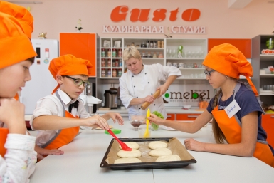 Готовим с детьми: чизбургер с сырно-куриной котлетой Александра Данилова, UlanMedia