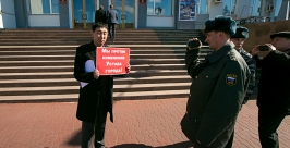 Одиночный пикет на крыльце Горсовета Анна Огородник, UlanMedia