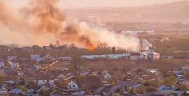 Огонь на площади 1000 кв. м полыхает возле ДНТ &quotВесна&quot в Улан-Удэ Анна Огородник, UlanMedia