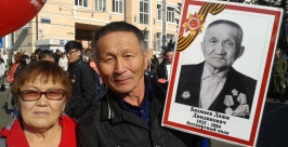 Цыдып и Светлана Бадмаевы с портретом отца Даши Бадмаева Евгения Липина UlanMedia