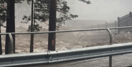 Около 15 подростков оказались отрезанными водным потоком от поселка Аршан в Бурятии Фото очевидцев, Аршан Тункиснкого района Бурятии