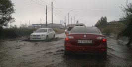Из-за луж автомобилисты снова стояли в пробке в районе сотых кварталов в Улан-Удэ Евгения Липина UlanMedia