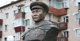 Памятник Герою Советского Союза Борсоеву открылся на улице его имени в Улан-Удэ Пресс-служба главы и правительства Республики Бурятия