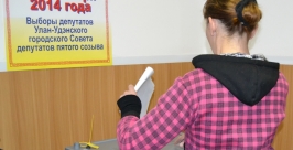 Подследственная СИЗО отправляет свой бюллетень в ящик для голосования Пресс-служба УФСИН по Бурятии