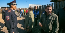 Жители п. Таежный в Улан-Удэ перегородили приставам дорогу КАМАЗом и не дали снести дом Анна Огородник, UlanMedia