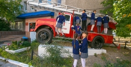 Школьники согли посмотреть устройство  автомата и подержать его в руках Анна Огородник, UlanMedia