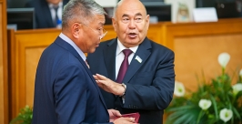 Главу бюджетного комитета Цырена Дашиева наградили медалью Анна Огородник, UlanMedia