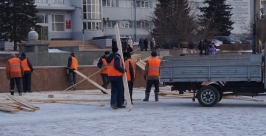 Ледовый городок разобрали, не дождавшись весны, на главной площади в Улан-Удэ Елена Медведева, ИА UlanMedia