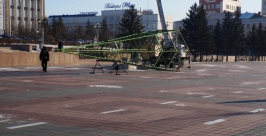 Новогоднюю елку ставят на месте ледового городка в Улан-Удэ Елена Медведева ИА UlanMedia