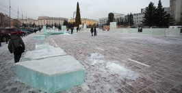 "Многострадальный" ледовый городок начали строить на главной площади Улан-Удэ Анна Огородник, UlanMedia