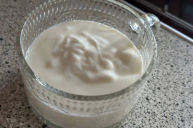 Вот почему я отказался от сметаны и нашел ей альтернативу: этот продукт богат белком, без лишних калорий - мнение врача и ведущего