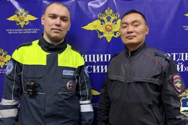 Инспектор ДПС Никита Романов и замначальника ИВС Баир Аюшеев МВД по Бурятии