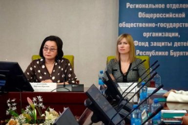 Зампред правительства Бурятии Лудупова Е.Ю. и уполномоченный по правам ребёнка в Бурятии Штыкина В.Т. пресс-служба правительства Бурятии