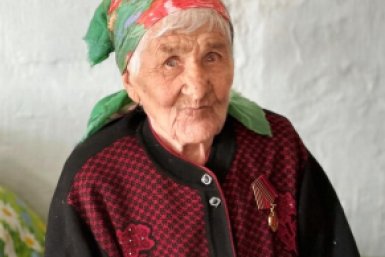 Ударника коммунистического труда в Бурятии поздравили с 95-летием минсоцзащиты региона