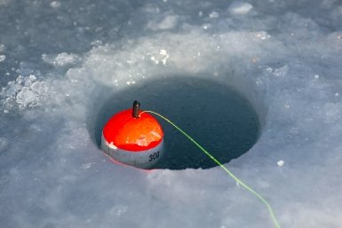 Мастерю "сапожок" — дедовскую снасть, которая отлично ловит рыбу в глухозимье: вот как её собрать