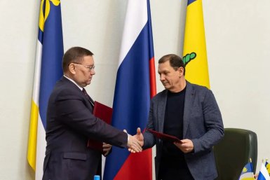 Министр образования Бурятии В. Поздняков и мэр Улан-Удэ И. Шутенков администрация Улан-Удэ