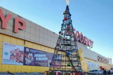У ТЦ новогодние елки начали устанавливать уже в октябре UlanMedia