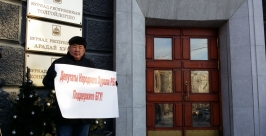 Одиночный пикет в поддержку БГУ проходит в эти минуты на крыльце Народного Хурала Бурятии Татьяна Баженова, UlanMedia