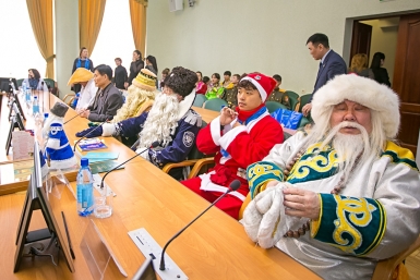 Всемирно известные Деды Морозы дали старт празднованию Сагаалгана - 2015 в Бурятии Анна Огородник, UlanMedia