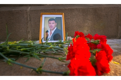 Память Бориса Немцова почтили минутой молчания на площади Революции в Улан-Удэ  Анна Огородник ИА UlanMedia