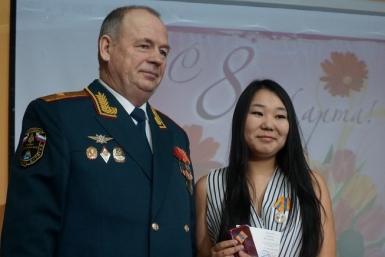 Студентку из Бурятии, спасшую детей во время сходя селя на Аршане, наградили медалью МЧС Елена Медведева ИА UlanMedia