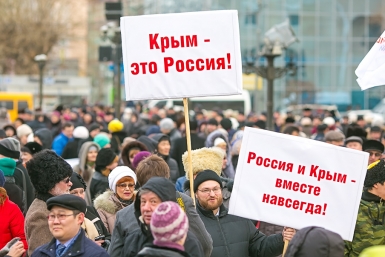 Сотни людей собрались в Улан-Удэ на митинге в честь присоединения Крыма к России Анна Огородник, UlanMedia