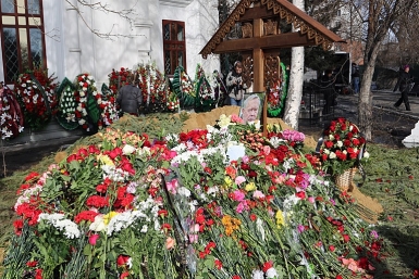 Тысячи человек пришли на прощание с Валентином Распутиным в соседнем с Бурятией Иркутске  Оленникова Мария, IrkutskMedia