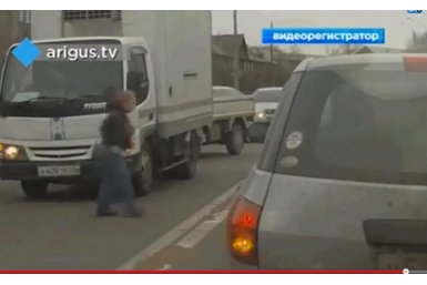Грузовик сбил ребенка на пешеходном переходе в Улан-Удэ  скриншот с сайта ТРК &quotАригУс&quot