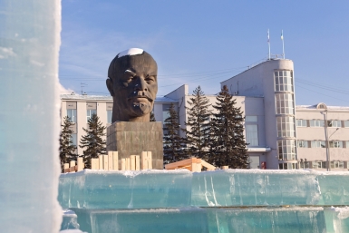 На площади Советов глыбы льда и деревянные каркасы Александра Данилова, UlanMedia