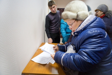 Жители заполняют документы тут же в коридоре Александра Данилова, UlanMedia