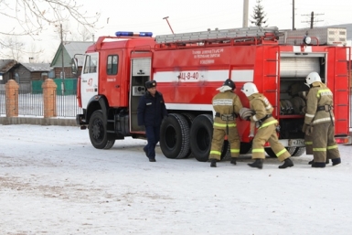 Два отделения пожарных в составе восьми человек на двух пожарных машинах через 2 минуты после сообщения подъехали к зданию школы Пресс-служба ГУ МЧС по Бурятии