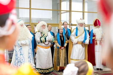 Деды Морозы из разных стран в Администрации Улан-Удэ Александра Данилова, UlanMedia