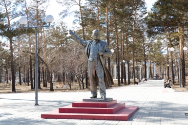 Ильич в гостях у Орешкова. Монумент Александра Данилова, UlanMedia