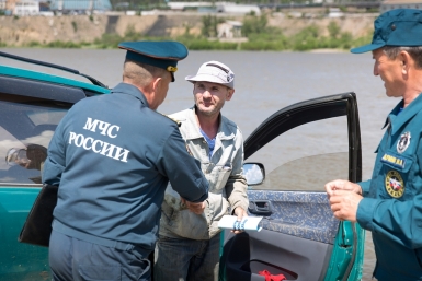 Инспектор патрульной службы беседует с отдыхающими на реке Селенеге Александра Данилова, UlanMedia