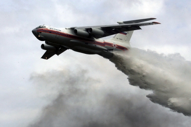 Ил-76 сбрасывает воду пресс-служба МЧС