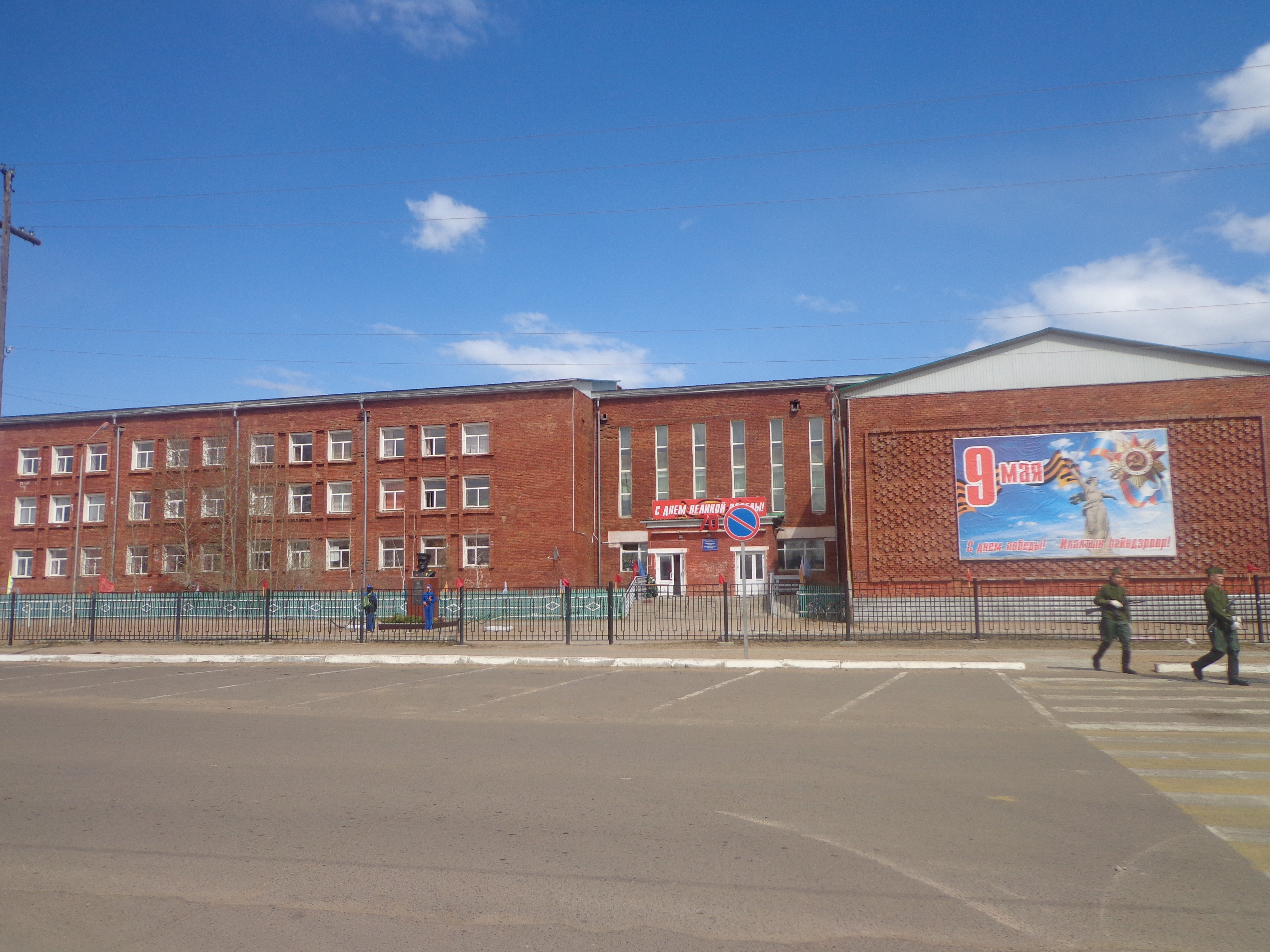 Жители Еравнинского района обеспокоены высотой искусственных неровностей возле Сосново-Озёрской СОШ № 2 &quotСосново-Озерская средняя общеобразовательная школа № 2&quot