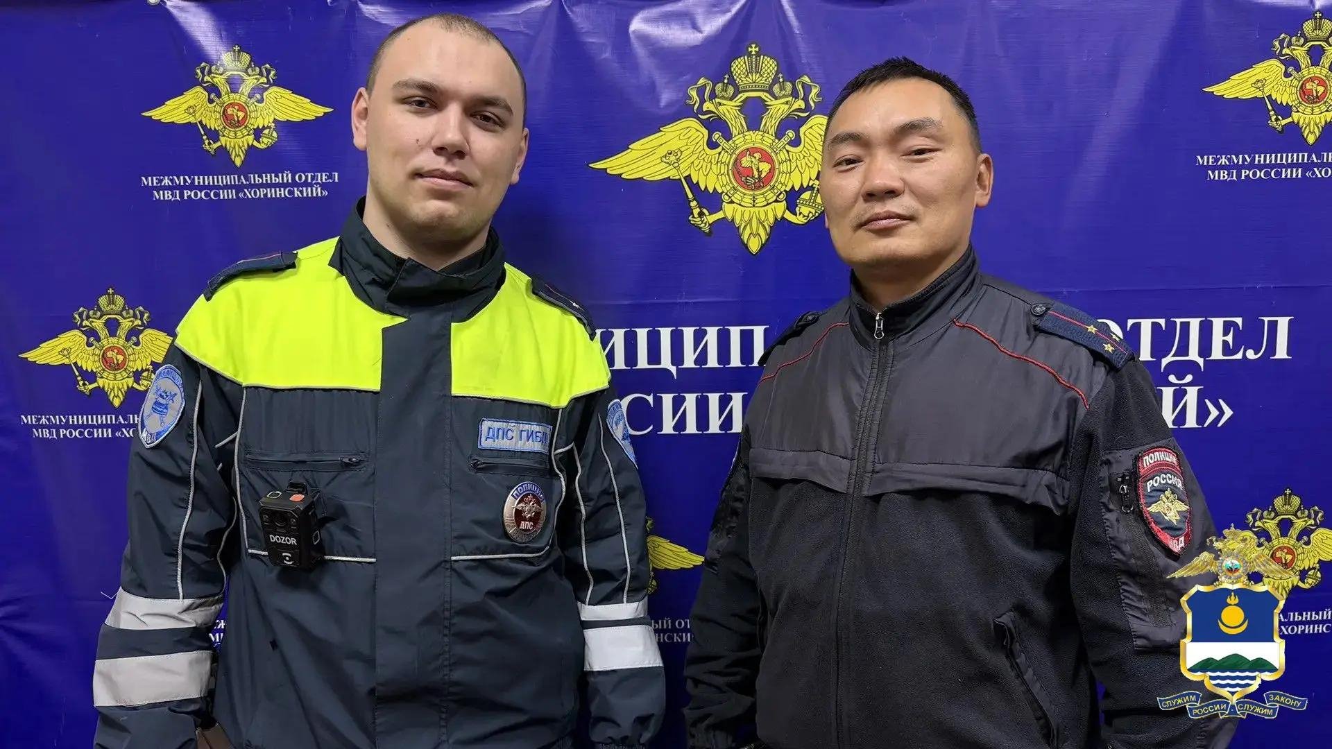 Инспектор ДПС Никита Романов и замначальника ИВС Баир Аюшеев МВД по Бурятии