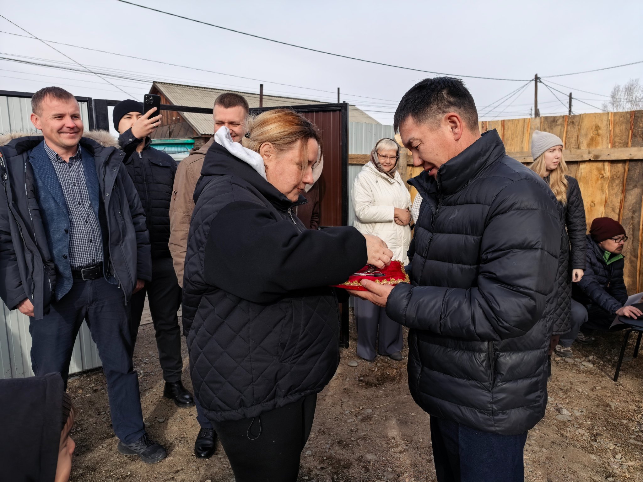 Многодетная семья медсестры получила жилье по программе удержания кадров АО &quotХиагда&quot