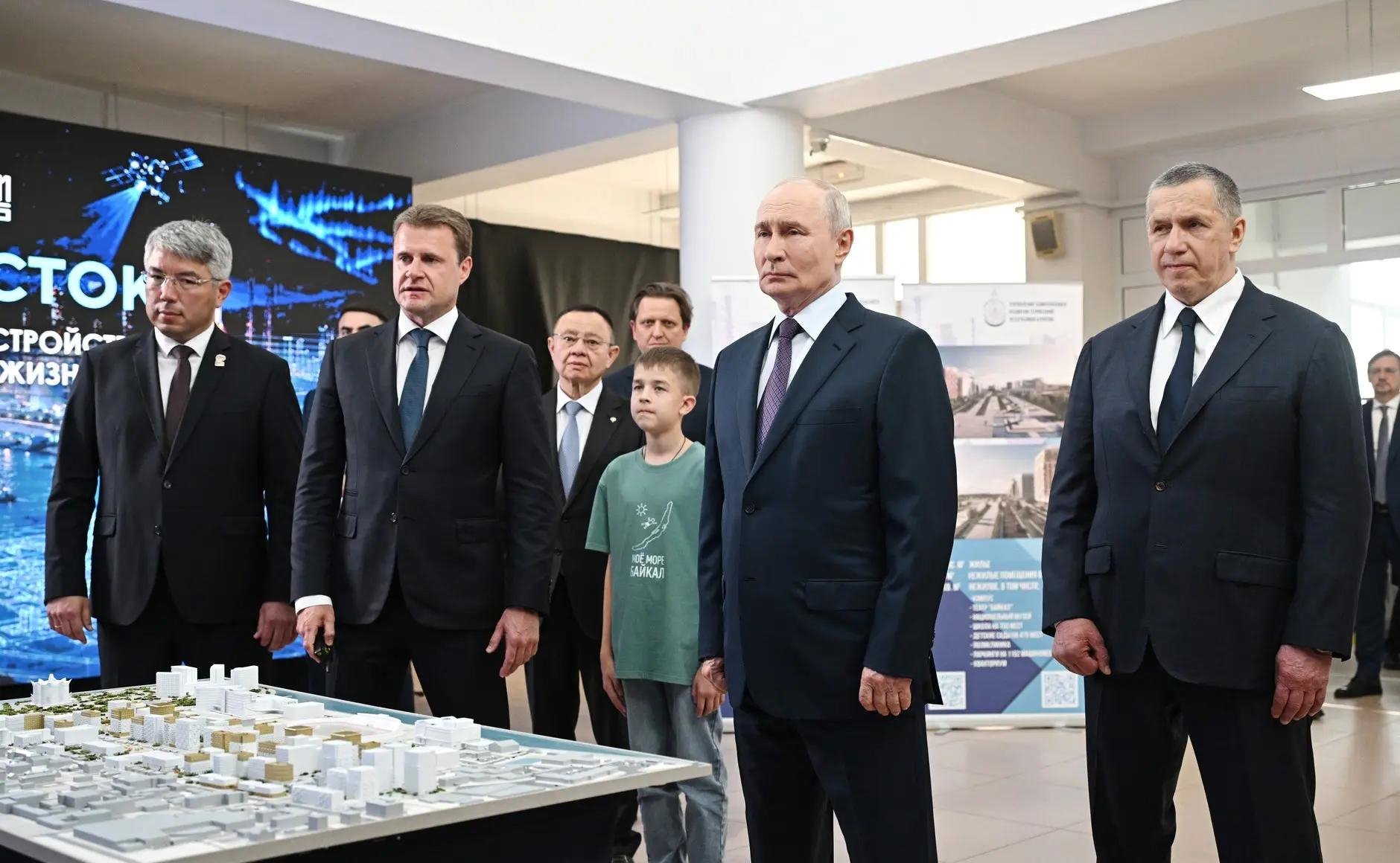 Цыденов поблагодарил экс-полпреда ДФО Трутнева за особую поддержку Бурятии правительство Бурятии