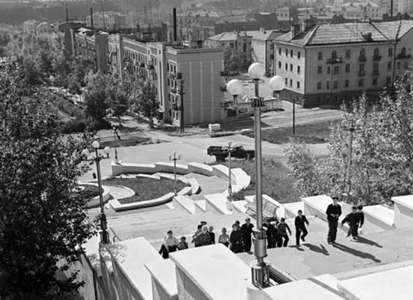 Лестница от площади Славы к Дому культуры ЛВРЗ (1970-е годы)